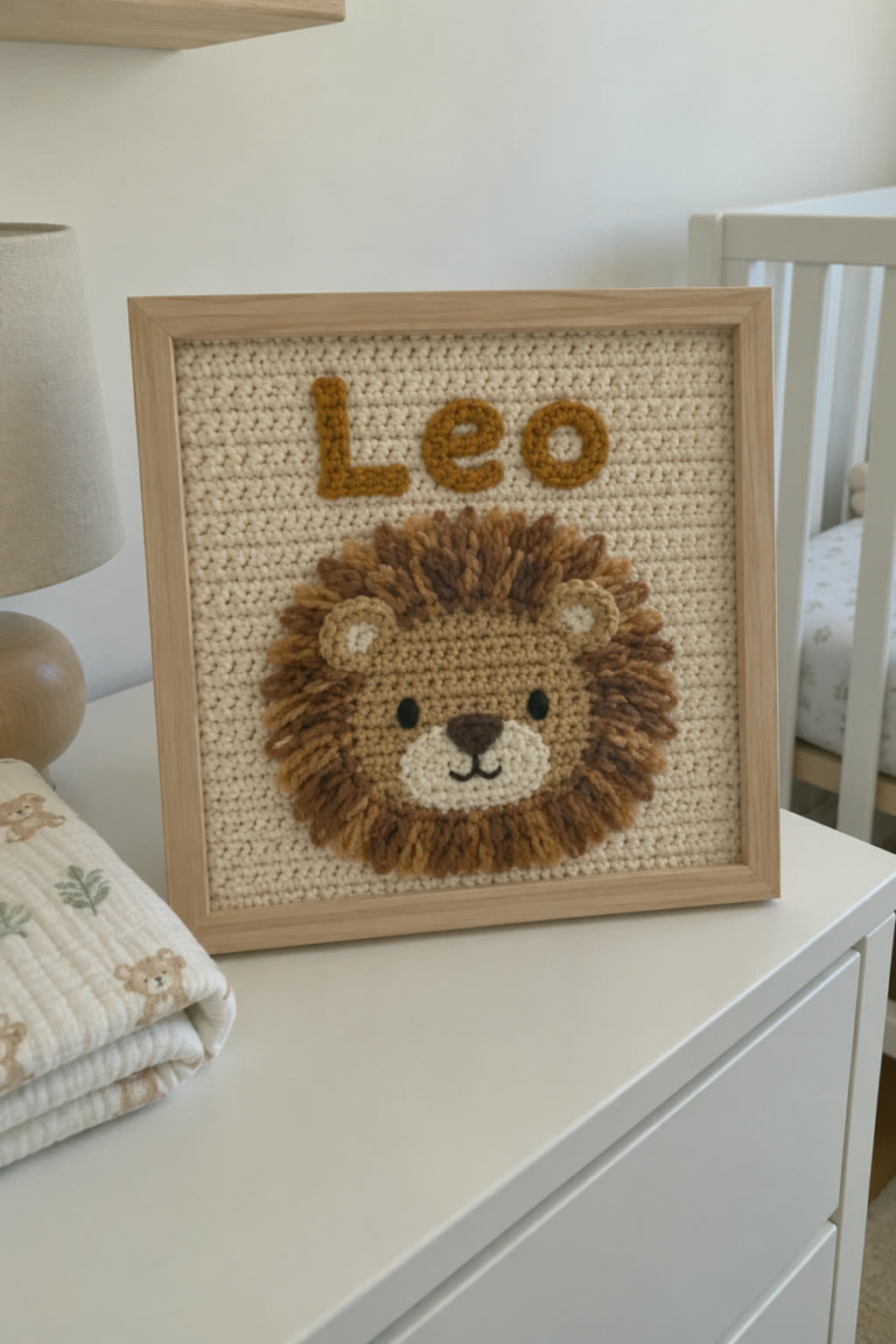 Quadro de crochê com o nome do bebê e um leãozinho